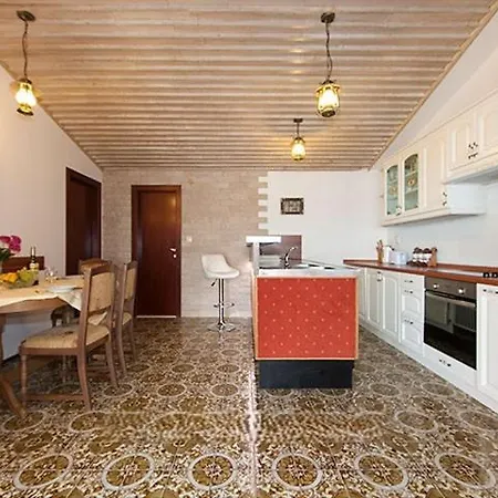 Appartement 16 *