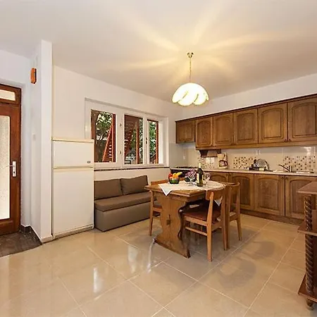 16 Apartment Brela